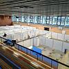Ein Blick von der Tribüne der Stadthalle Tiengen auf das leere Kreisimpfzentrum. Nachdem der Impfstart verschoben wurde, soll hier nun ...