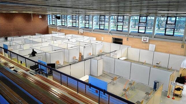 Ein Blick von der Tribüne der Stadthalle Tiengen auf das leere Kreisimpfzentrum. Nachdem der Impfstart verschoben wurde, soll hier nun ...