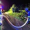 Feuerwehreinsatz auf der Kreisstraße am Dettelbach wegen Überflutung.