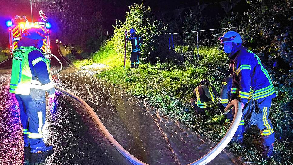 Feuerwehreinsatz auf der Kreisstraße am Dettelbach wegen Überflutung.