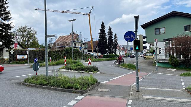 (Archivbild von 2023) Hier ereignete sich der seltsame Vorfall. Die Polizisten standen auf der Wollmatinger Straße (links) auf der ...