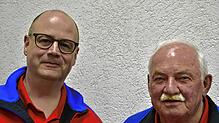 Christian Schuerch (links) und Siegfried Sailer wurden für langjährigen Dienst in der Bergwacht geehrt. Bild: Christiane Sahli