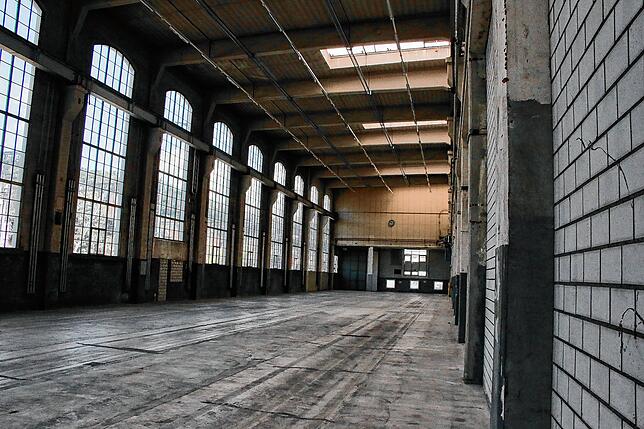 Blick in eine der beiden Hallen: Im historischen Ambiente verspricht sich die Padelta AG ein besonders attraktives Spielerlebnis.