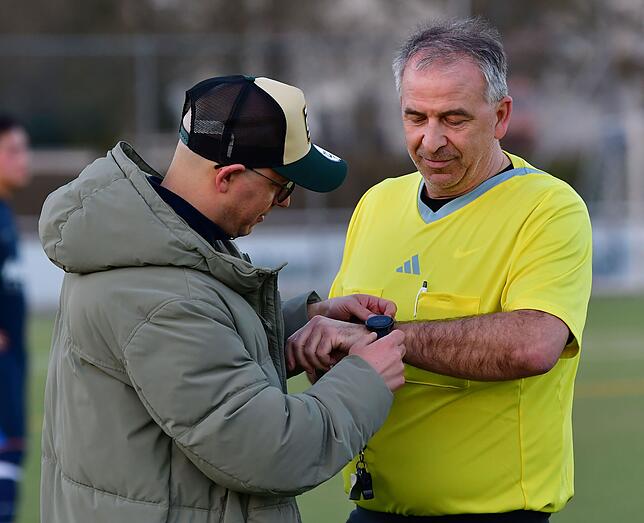 Schnelle Hilfe: Weil die Uhr von Schiri Leonardo Vallone ihren Geist aufgegeben hat, half Trainer Alaa Eldin Atalla vom VfB Waldshut vor ...