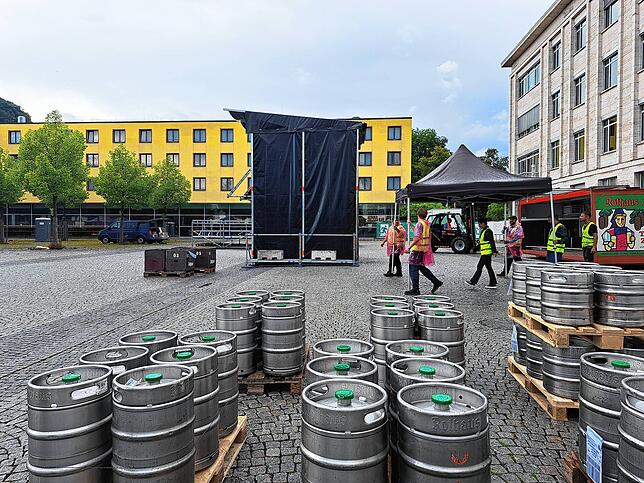 Fleißiges Treiben auf dem Rathausplatz. Bis Mittwoch zum Konzertstart muss alles fertig sein.