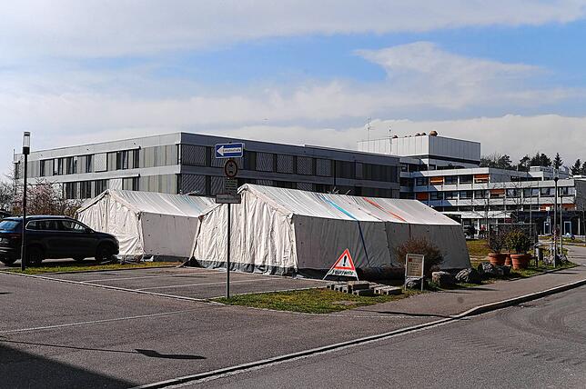 Ende März: Zelte stehen vor dem Medizinischen Versorgungszentrum &ndash; Vorkehrungen werden getroffen.