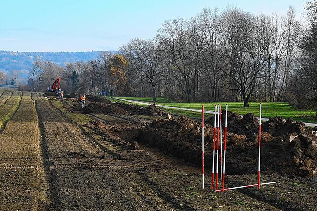 Mit solchen Baggerschürfen wollen die Archäologen herausfinden, ob sich wertvolle Spuren der Vergangenheit im Boden befinden, der später ...