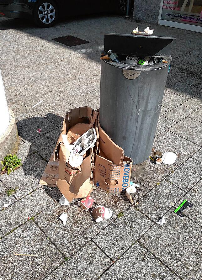 Müll mit Karton.