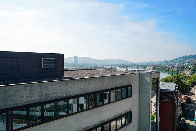 Über die Feuerleiter auf das Dach: Oben angekommen reicht der Blick bis auf die andere Rhein-Seite, wo der Kühlturm des Atomkraftwerks ...