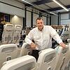 ZIM-Geschäftsführer Sven Achilles in der Produktion des Flugsitzherstellers in Markdorf. Das Unternehmen führt im neuen Jahr im ...
