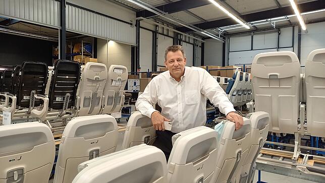 ZIM-Geschäftsführer Sven Achilles in der Produktion des Flugsitzherstellers in Markdorf. Das Unternehmen führt im neuen Jahr im ...