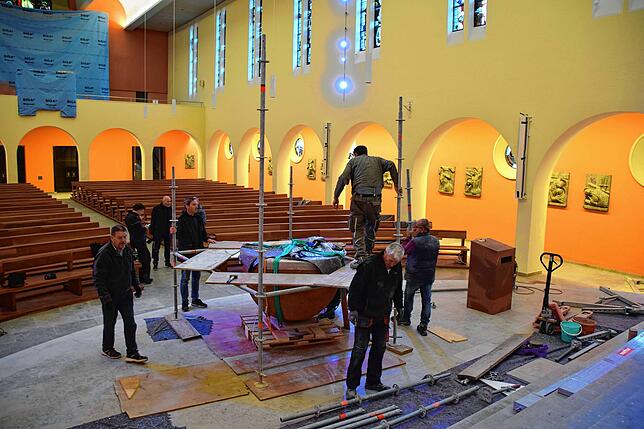 Bild 17: Uff, geschafft! Alle Bilder vom schweren Weg des 2,5 Tonnen schweren Altars in die Kirche St. Oswald