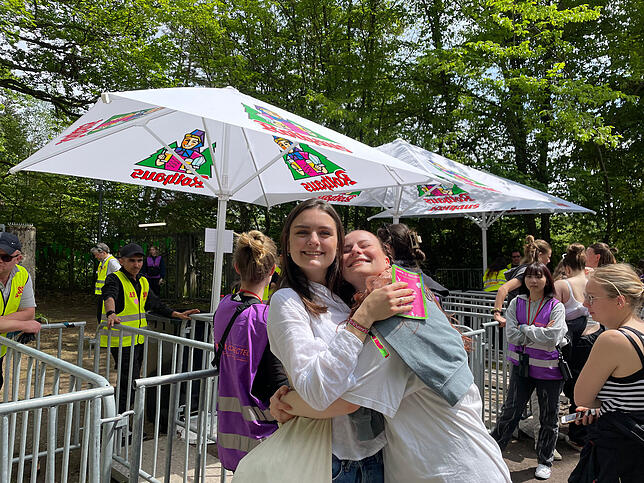 Sophie Böhringer und Tara Lyons samstags vor dem Einlass. Es ist ihr erstes Festival, sie freuen sich am zweiten Tag besonders auf ...