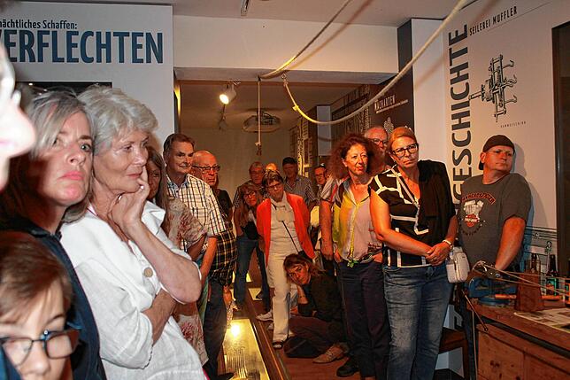 Dicht gedrängt verfolgten die Besucher im Seilermuseum, wie Bernhard Muffler konische Hanfseile für Karbatschen herstellte.