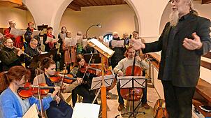Eine einfühlsame Interpretation der Christkindlmesse bieten Kirchenchor, Organistin Johanna Barth und das Kirchenorchester unter der ...