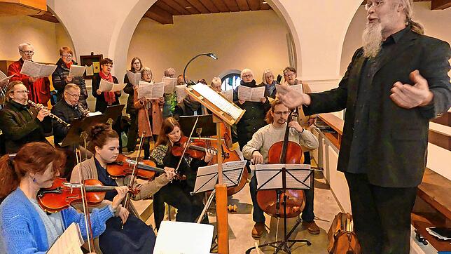 Eine einfühlsame Interpretation der Christkindlmesse bieten Kirchenchor, Organistin Johanna Barth und das Kirchenorchester unter der ...