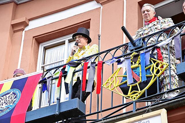 Bürgermeister Jonathan Berggötz bedankte sich beim Rathaussturm für den tollen Jubiläumsumzug der Bad Dürrheimer Narrenzunft. Er hat ...