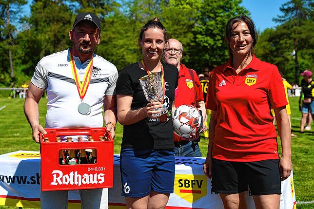 Bild 5: Die Damen des FC Wolterdingen holen den Bezirkspokal. Die Bildergalerie vom Finale gibt es hier.