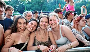 Bild : Festivalsommer startet – Fans feiern ausgelassen beim Campus-Festival