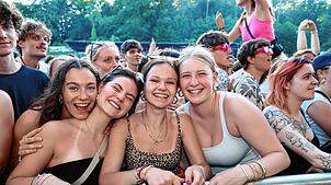 Bild : Festivalsommer startet – Fans feiern ausgelassen beim Campus-Festival