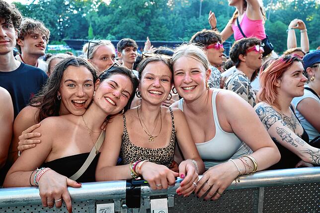 Bild 1: Festivalsommer startet – Fans feiern ausgelassen beim Campus-Festival