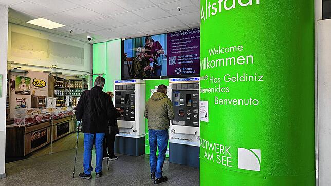 Am Ende kommt die Rechnung: Kunden des Parkhauses Altstadt an den Kassenautomaten.