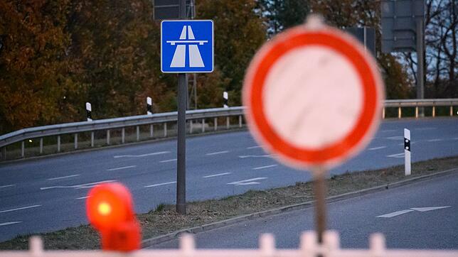 Wegen Arbeiten an Hochleitungsmasten wird die A6 zwischen den Anschlussstellen Bad Rappenau und Heilbronn/Untereisesheim am ...