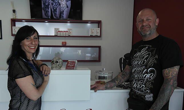 Ralf Greinacher vom Bodystyle-Tattoostudio in Friedrichshafen organisiert die Tattoo Convention im Dornier-Museum. Mitarbeiterin Monika ...