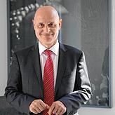 Professor Peter Kremsner leitet die klinische Studie zum neuen Corona-Impfstoff am Tropeninstitut der Uniklinik Tübingen.