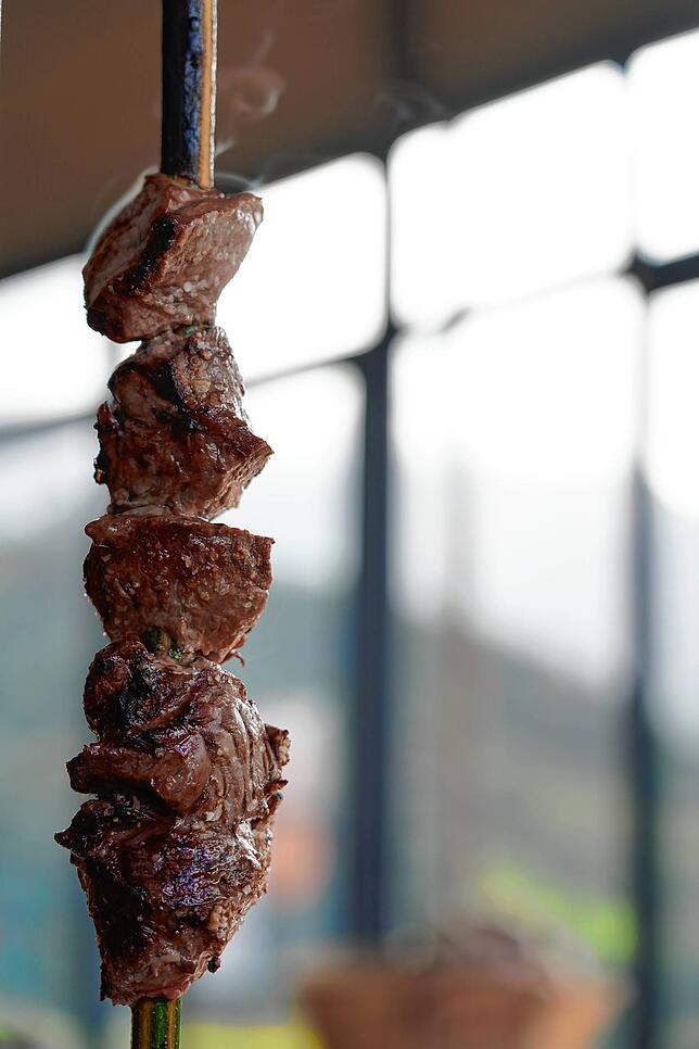 Eine typische Mahlzeit auf Madeira: Espetadas heißen die Rindfleischspieße, die auf einem Lorbeerzweig in großen groben Stücken ...