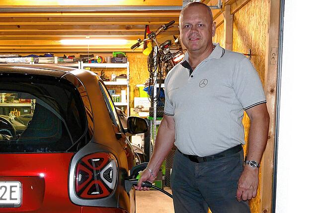 Auch die Ladestation für das Elektroauto ist vernetzt. Bernd Lischka kann auf dem Smartphone ablesen, wie viel Strom getankt wurde.