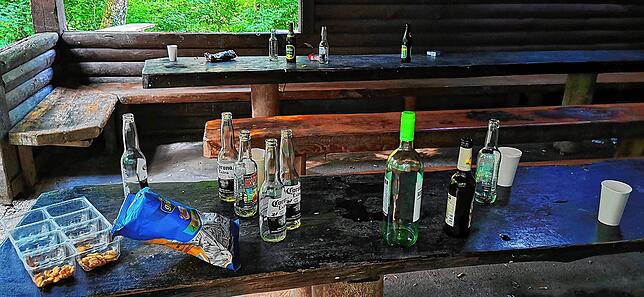 Die Reste vom Fest: Leere Flaschen und Verpackungsmaterial von Knabberzeug, Becher und Zigarettenschachteln sind nicht weggeräumt ...