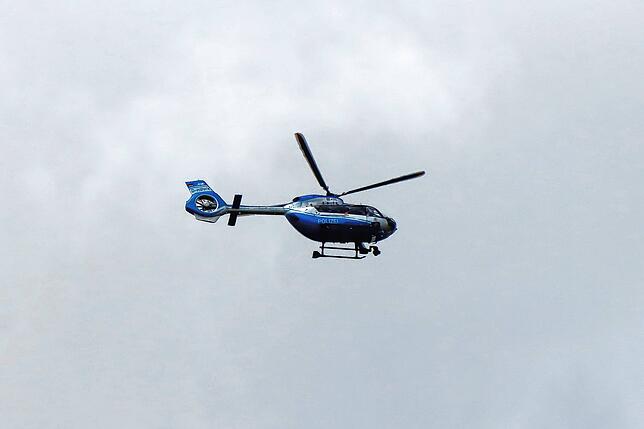 Rund eine halbe Stunde lang kreist am späten Donnerstagvormittag ein Polizeihubschrauber über der Absturzstelle beim Gewerbegebiet Egert ...