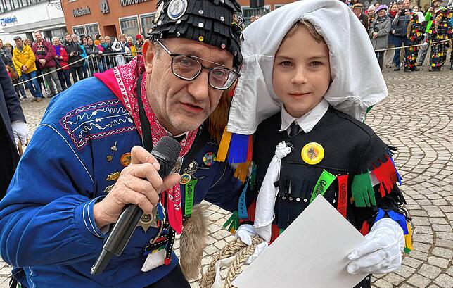 Bild 14: Große und kleine Hänsele ließen die Karbatschen in Überlingen knallen