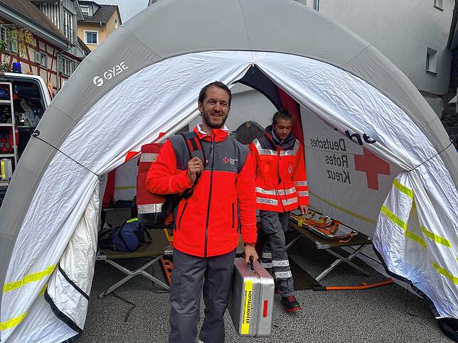 Auch der DRK-Ortsverband Sipplingen ist beim Blaulichttag vertreten. Felix Bellgardt zeigt das Einsatzzelt im Hintergrund, das sich ...