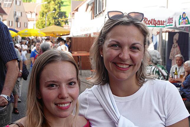 Wiebke Wilhelm und Alisa Schäfer sind das erste Mal auf dem Wollmatinger Dorffest.