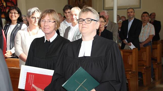 An der Seite von Dekanin Regine Klusmann (links) zog Pfarrerin Anja Kunkel in die Heilandskirche ein.