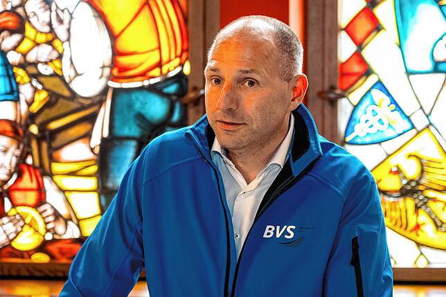Gregor Gülpen vom künftigen Betreiber des geplanten Hallenbads, der Bäder VS GmbH (BVS), 2024 bei der Bekanntgabe des Ergebnisses des ...