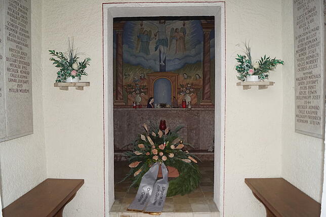 Die kleine Kapelle auf dem Dettinger war ursprünglich als Familien-Grabesstätte des Dettinger NSDAP-Ortsgruppenleiters Bogenschütz ...