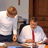 Ordnungsamtsleiter Manuel Oberdorfer (links) mit Amtsinhaber Bürgermeister Thomas Kugler.
