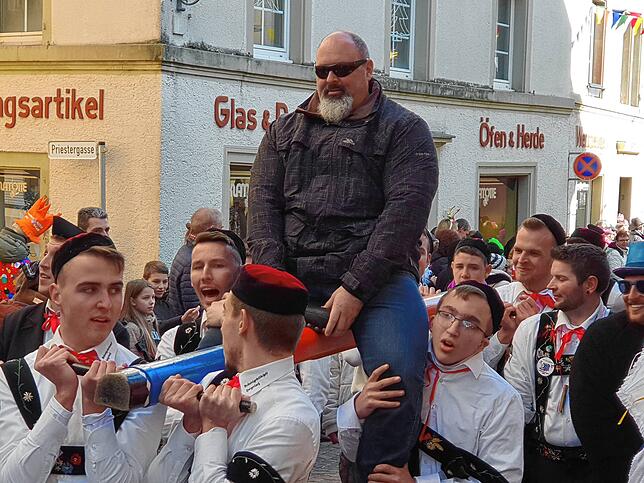 Bild 11: So bunt ist der Umzug beim großen Narrentreffen in Tiengen