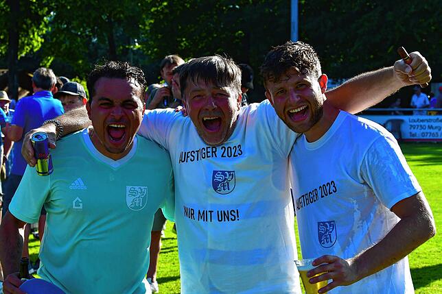 Geschafft: Die Trainer Giuseppe Stabile (links) und Alija Kapidzija (rechts) freuen sich unbändig mit Kujo Kapidzija, dem langjährigen ...