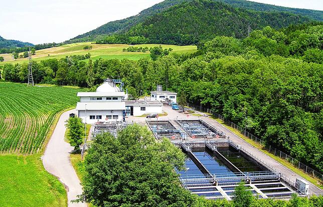 Dieses Luftbild zeigt die komplette Kläranlage in Achdorf. Die während der Erweiterung in den 1990er-Jahren hinzugekommene Halle sowie ...