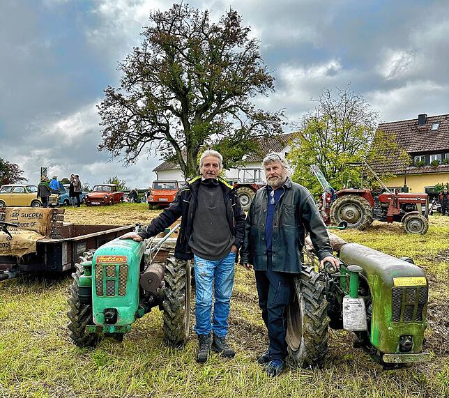 Karl-Heinz Keller und Johannes Deggelmann (von links) brauchten eine Stunde mit ihren einachsigen Zugmaschinen von der Reichenau bis zum ...