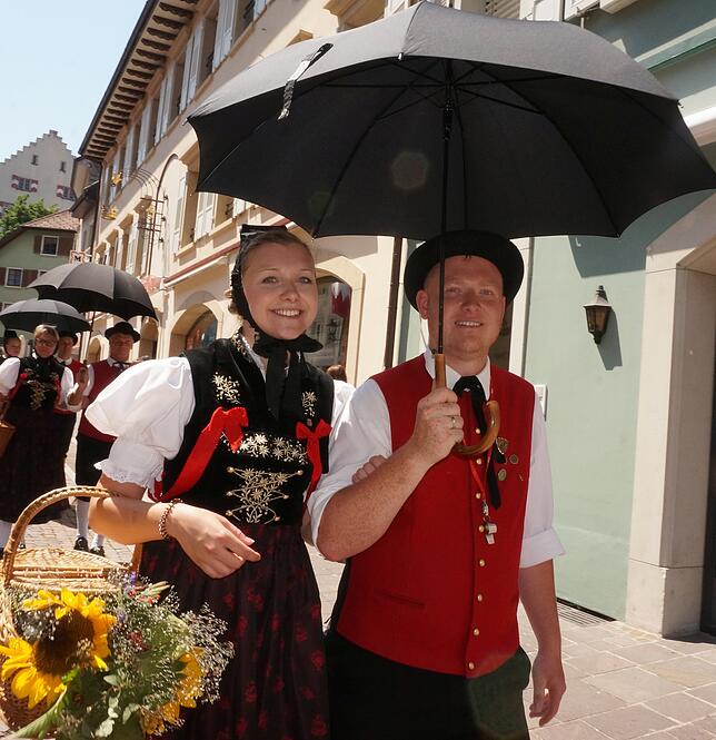 Mit Begleitung: Beim Schwyzertags-Umzug sind jede Menge schöner Trachtenpaare zu sehen, dieses hier gehört zur Trachtentanzgruppe ...