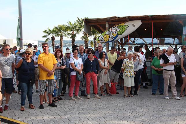 Viele interessierte Gäste bei der Eröffnung des Promenadenfestes.