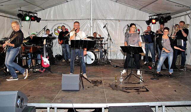 Die Bregi House Band spielt beim Benefizkonzert für die Bräunlinger Bürgerstiftung auf dem Kelnhofvorplatz.