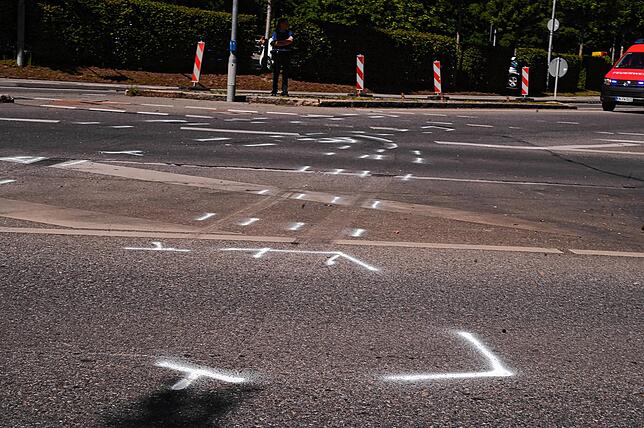 Bild 6: Nach Verkehrsunfall in der Albrechtstraße &ndash; Autofahrer mit schweren Verletzungen ins Krankenhaus geflogen
