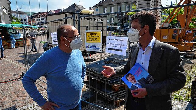 Im kommunalpolitischen Dialog: Stadtrat Rolf Haas (links) und Bürgermeister Georg Riedmann.