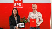 Der neue Vorsitzende Peter Schallmayer bedankte sich bei der scheidenden Vorsitzenden Rita Schwarzelühr-Sutter für ihr langjähriges ...